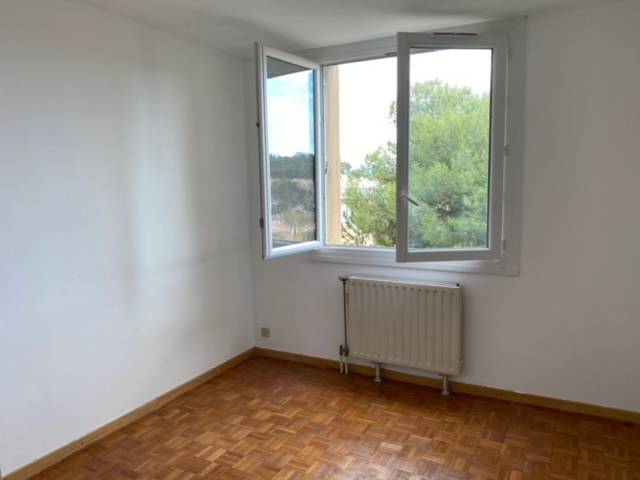 type 4 Marseille les olives calme