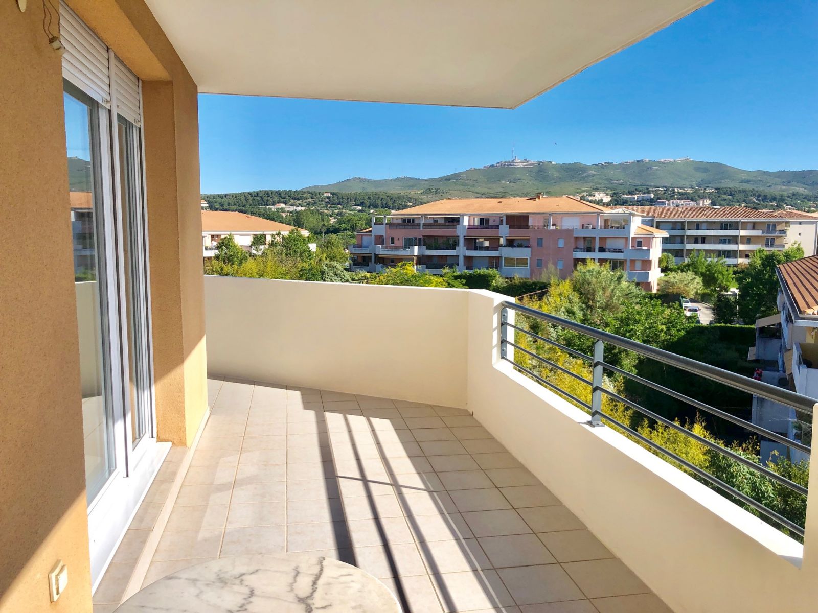 T2 DERNIER ETAGE TECHNOPOLE DE CHATEAU GOMBERT  