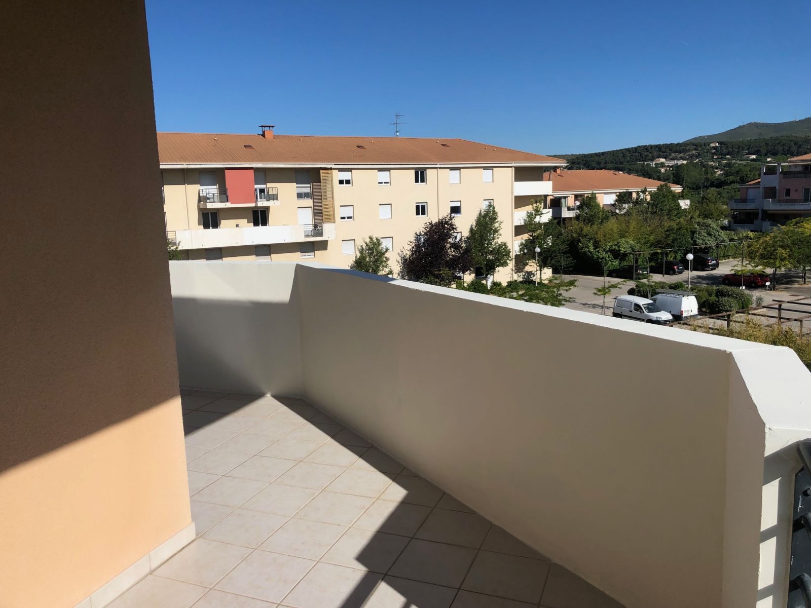 T2 DERNIER ETAGE TECHNOPOLE DE CHATEAU GOMBERT  