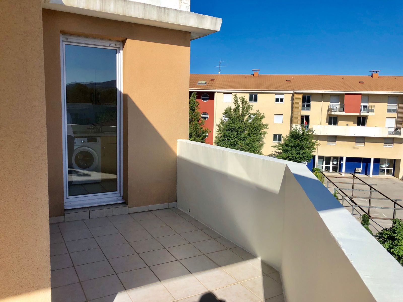 T2 DERNIER ETAGE TECHNOPOLE DE CHATEAU GOMBERT  