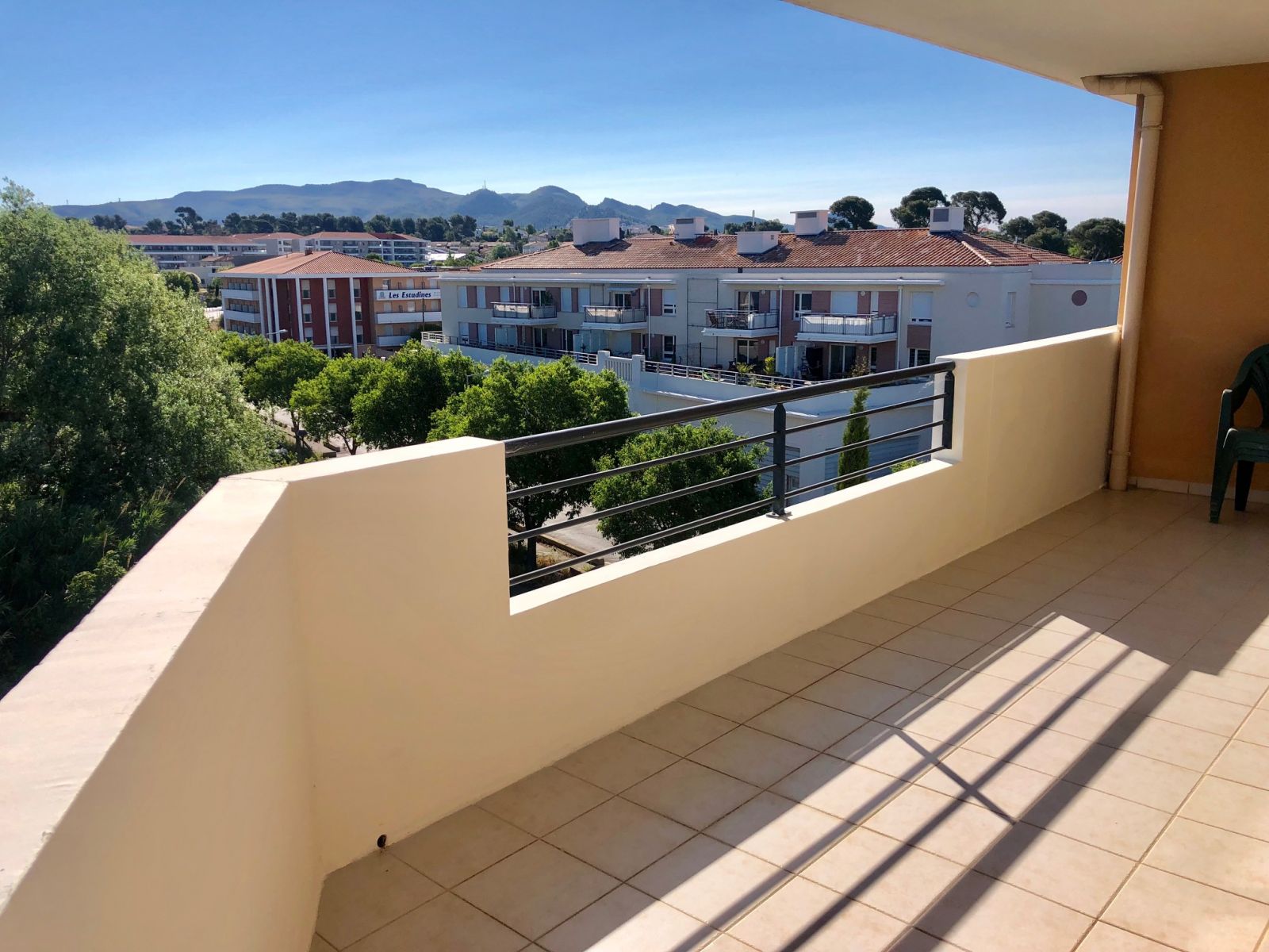 T2 DERNIER ETAGE TECHNOPOLE DE CHATEAU GOMBERT  