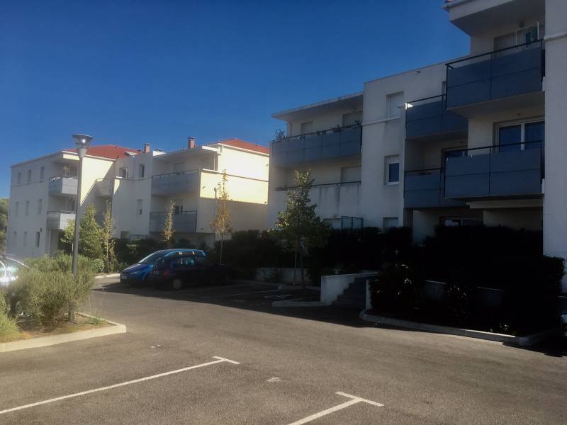 Appartement de type 2 avec terrasse et places de parking Limitrophe Allauch La Croix Rouge Proche Commodités