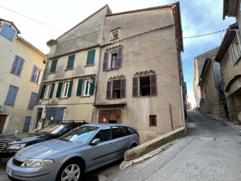 2 Maions de Ville Carcès Centre Village à Rénover Entiérement