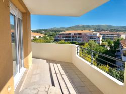 T2 DERNIER ETAGE TECHNOPOLE DE CHATEAU GOMBERT  